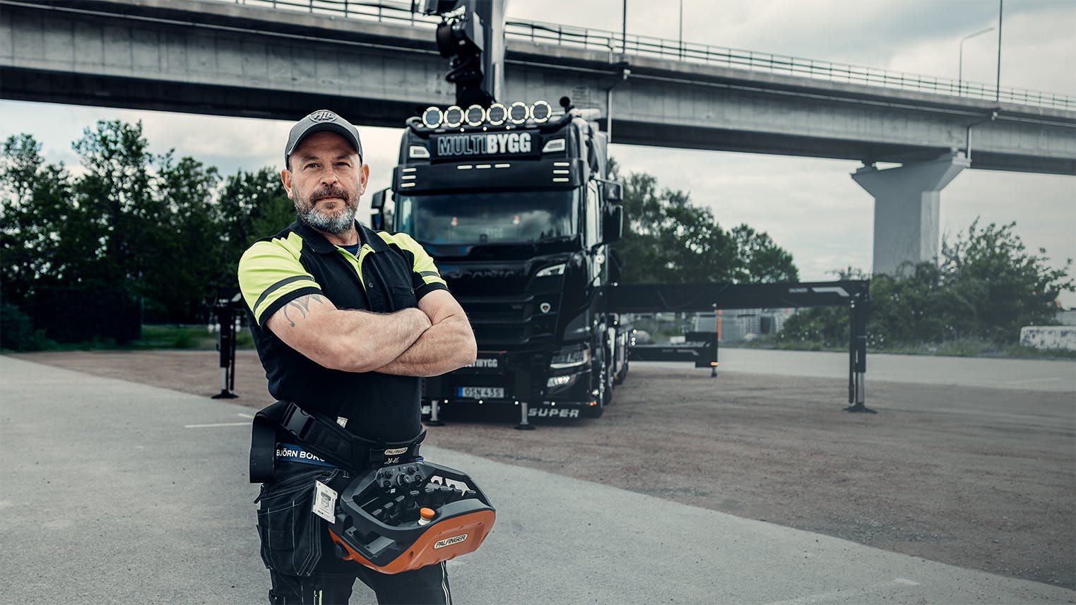 Lars Kanth, medarbetare på Multibygg, framför sin nya kranbil.