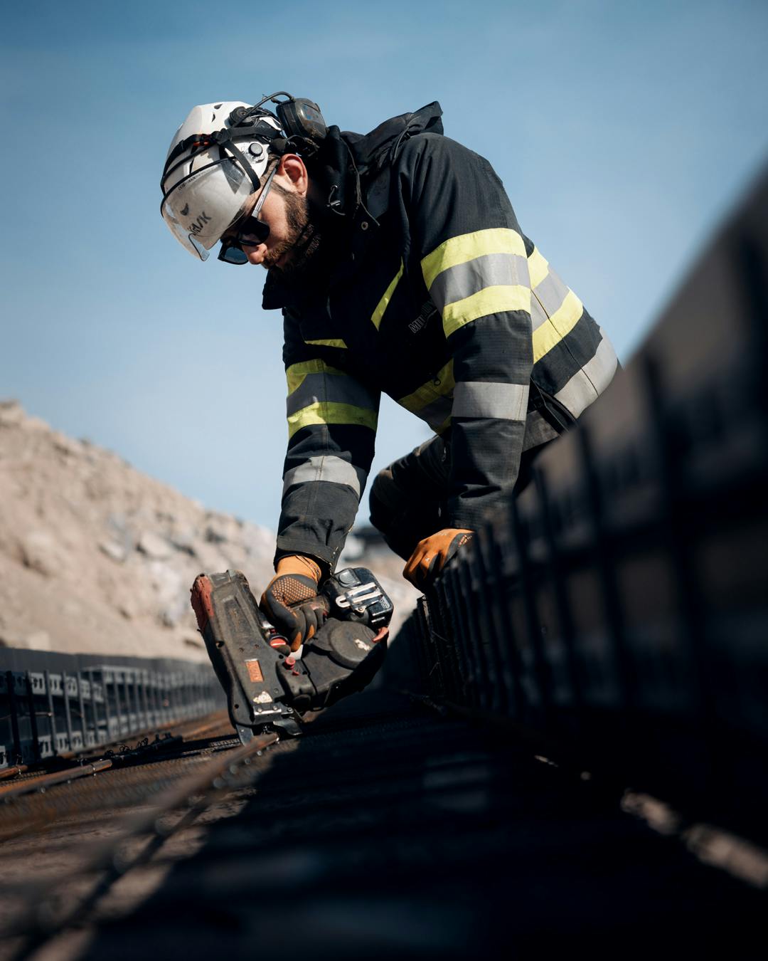 Multibygg bygger nytt omsorgsboende i Linsdal, medarbetare med verktyg.