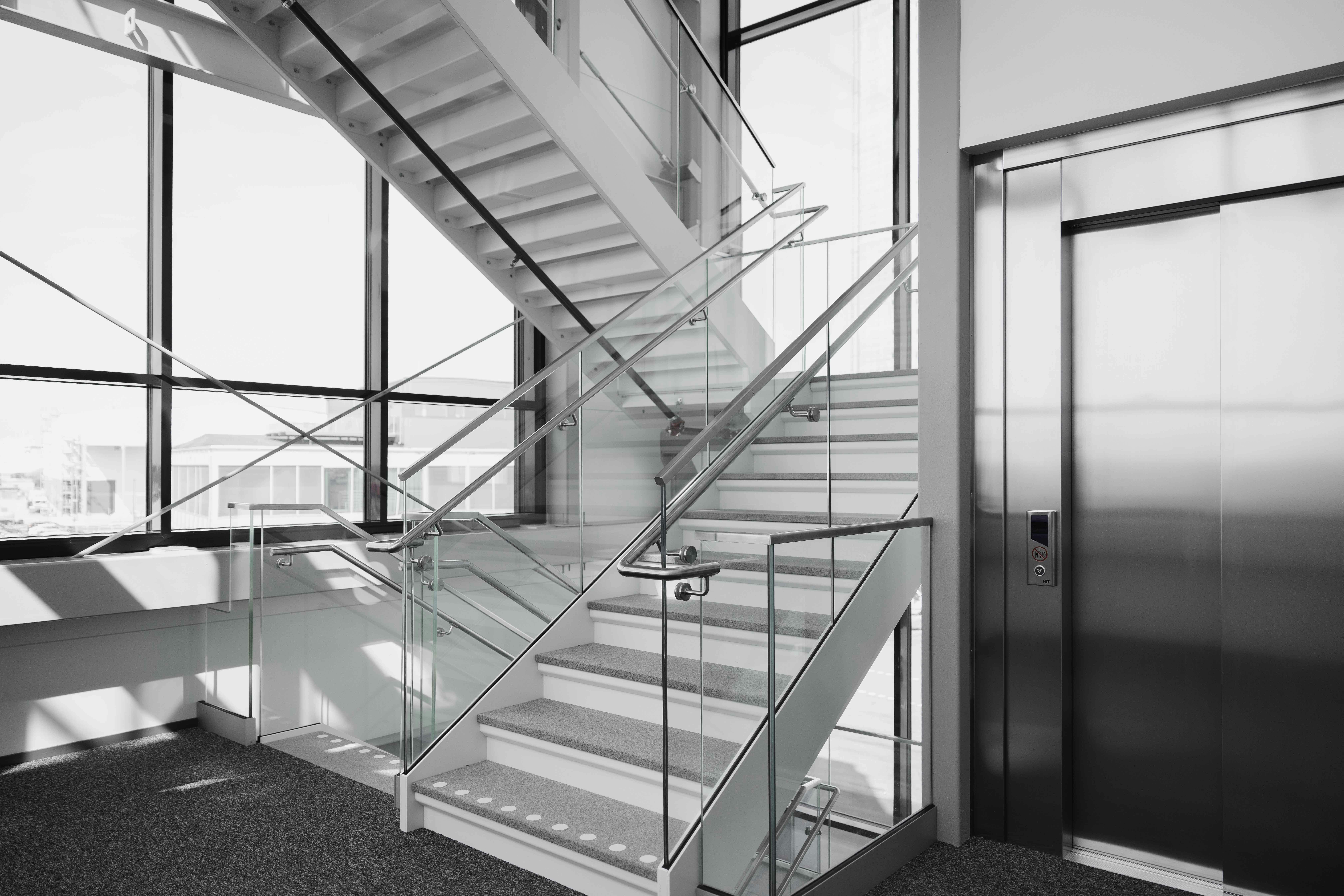 Insidan av Roxtecs nya lagerlokal i Karlskrona. Glasade och granitstensbelagda trappor.