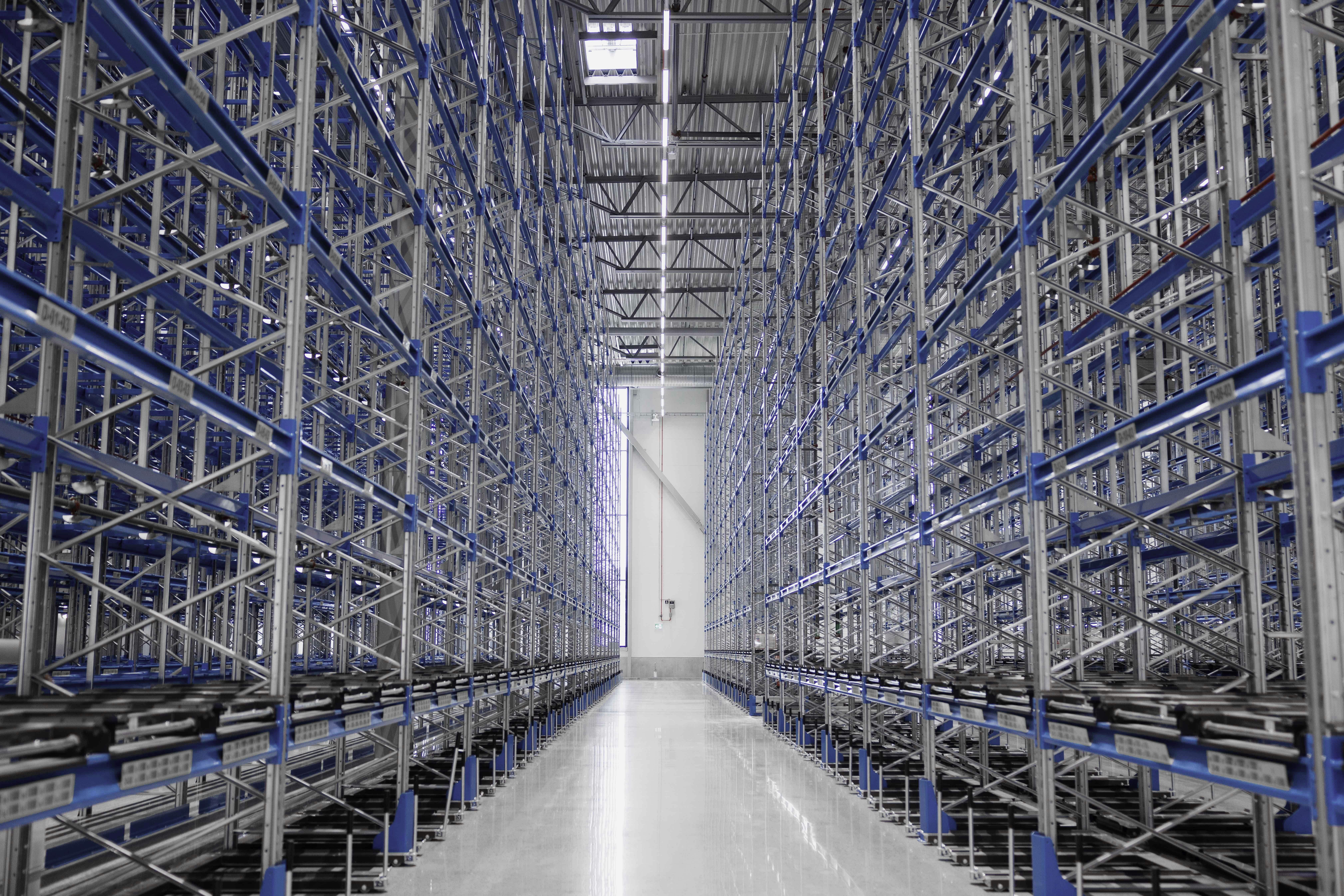 Insidan av Roxtecs nya lagerbyggnad i Kalrskrona, uppfört av Multibygg.