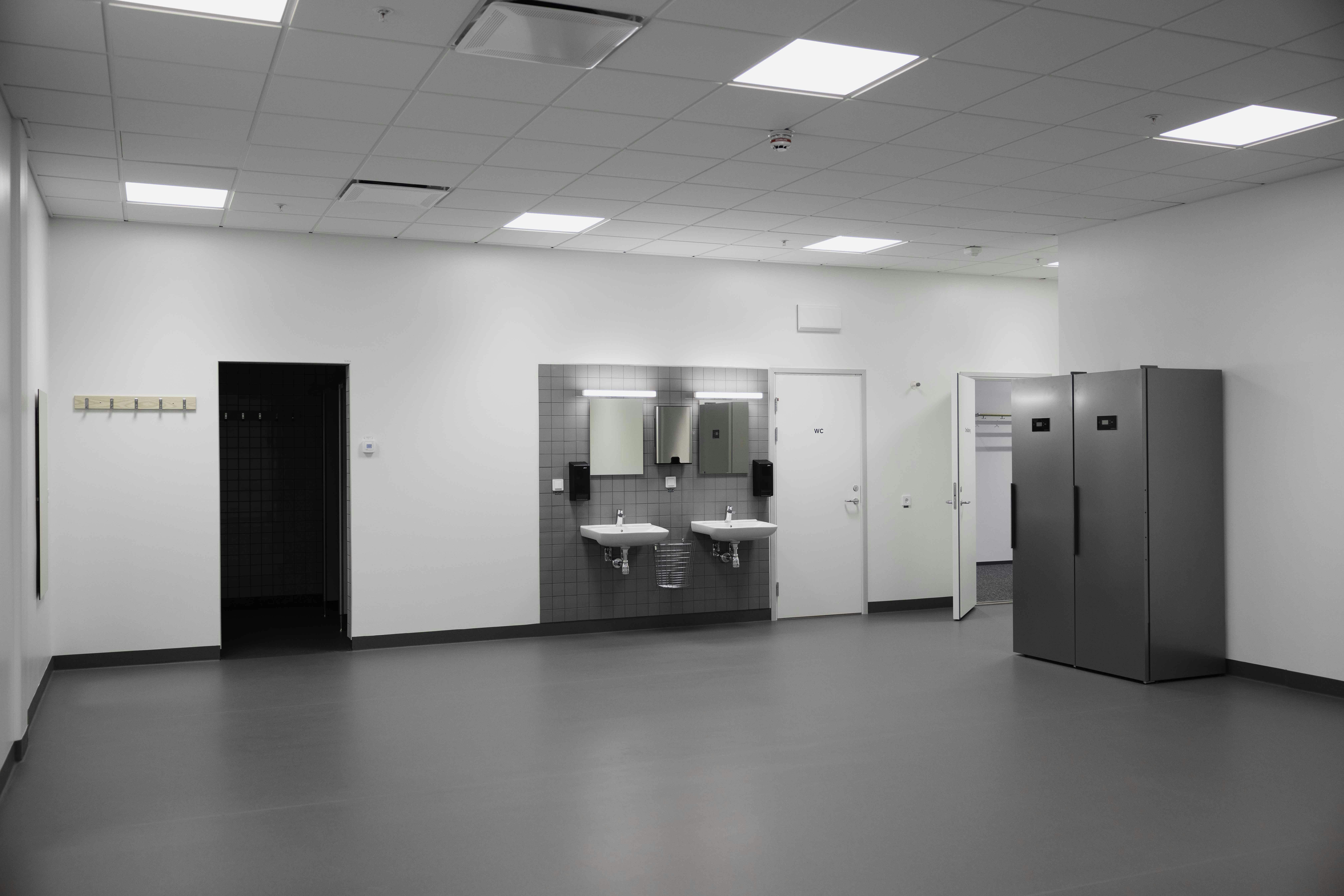 Insidan av Roxtecs nya lagerbyggnad i Kalrskrona, uppfört av Multibygg. Moderna lokaler.