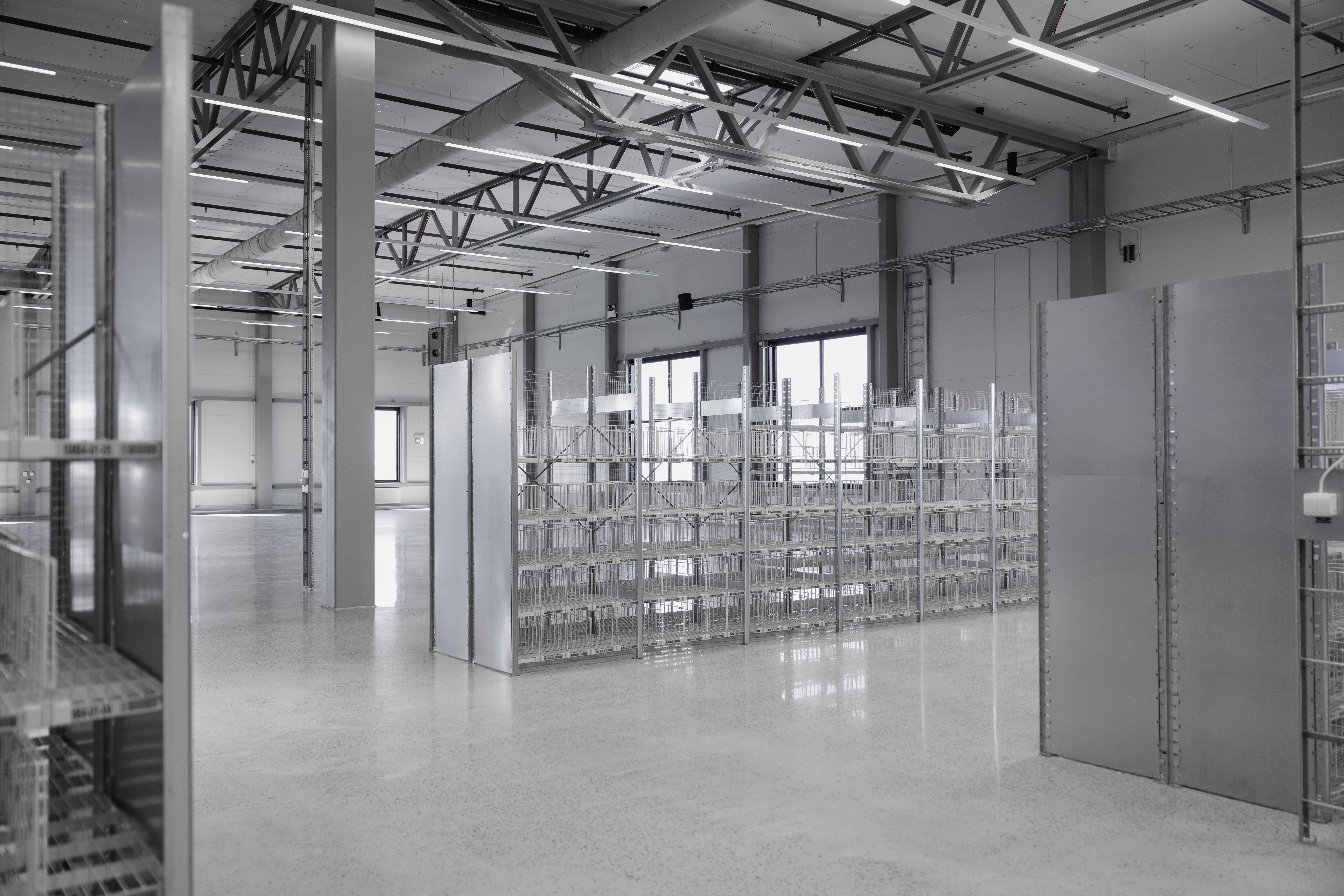 Insidan av Roxtecs nya lagerbyggnad i Kalrskrona, uppfört av Multibygg.