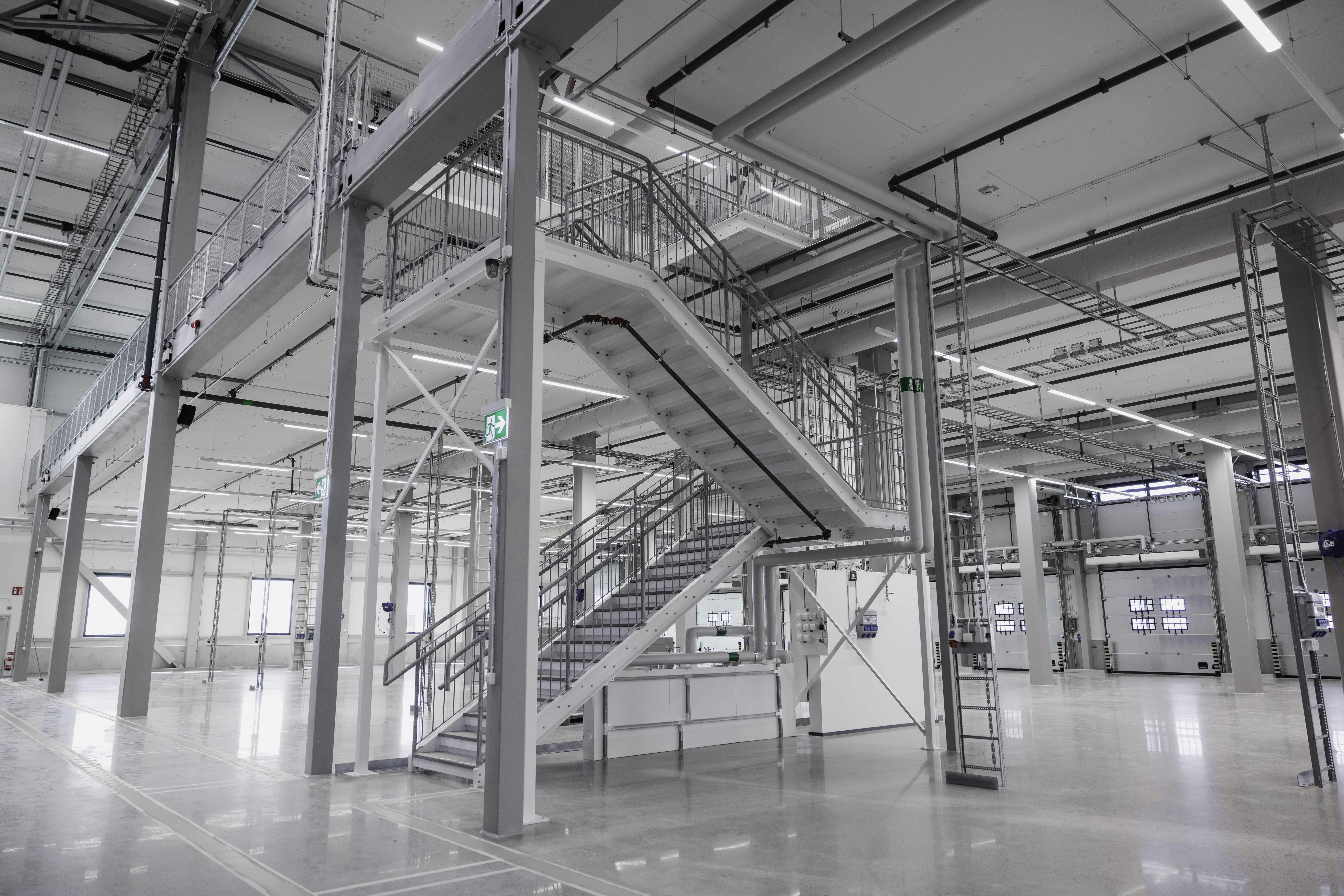 Insidan av Roxtecs nya lagerbyggnad i Kalrskrona, uppfört av Multibygg. Platinum slipade betonggolv.