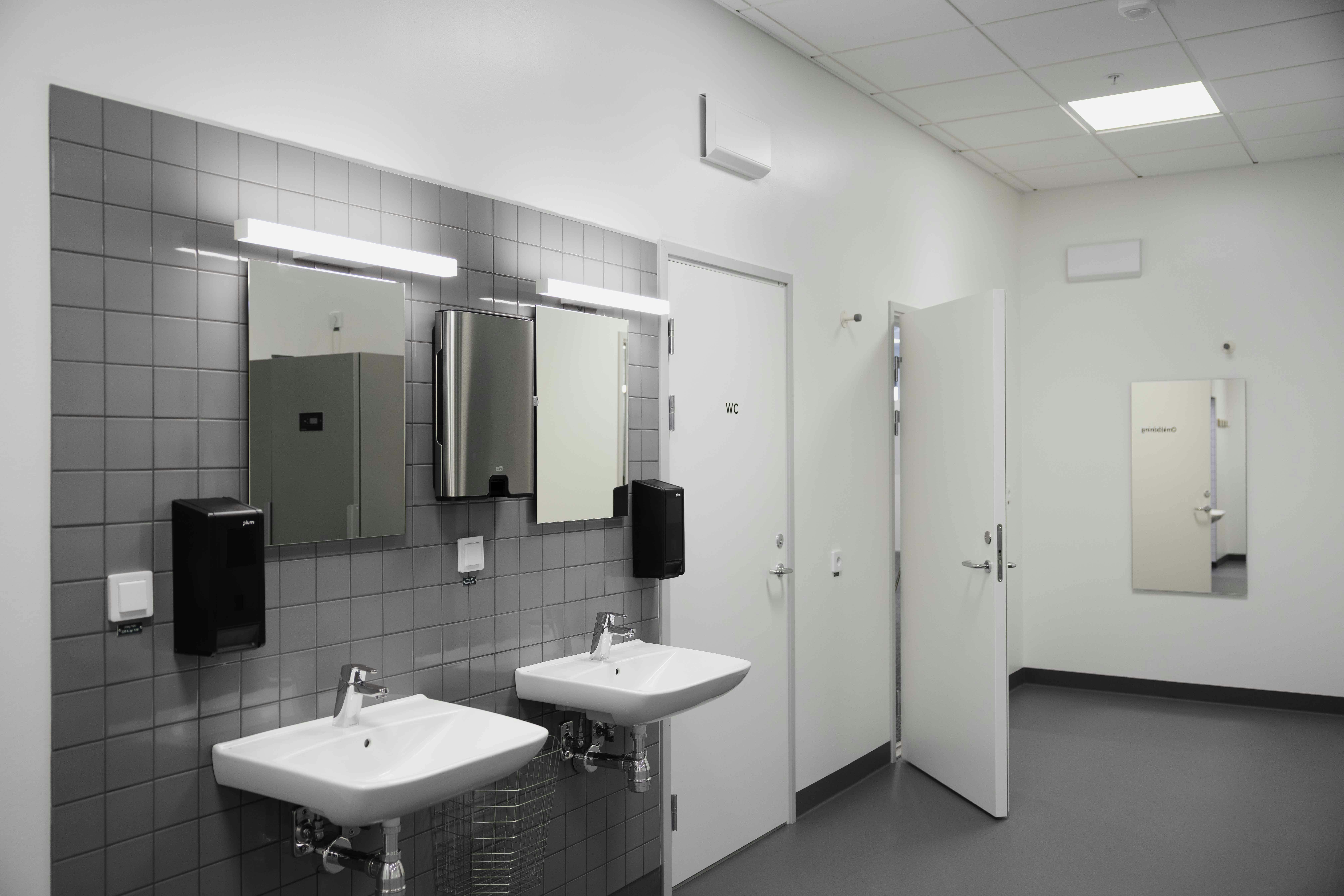 Insidan av Roxtecs nya lagerbyggnad i Kalrskrona, uppfört av Multibygg. Moderna toaletter.