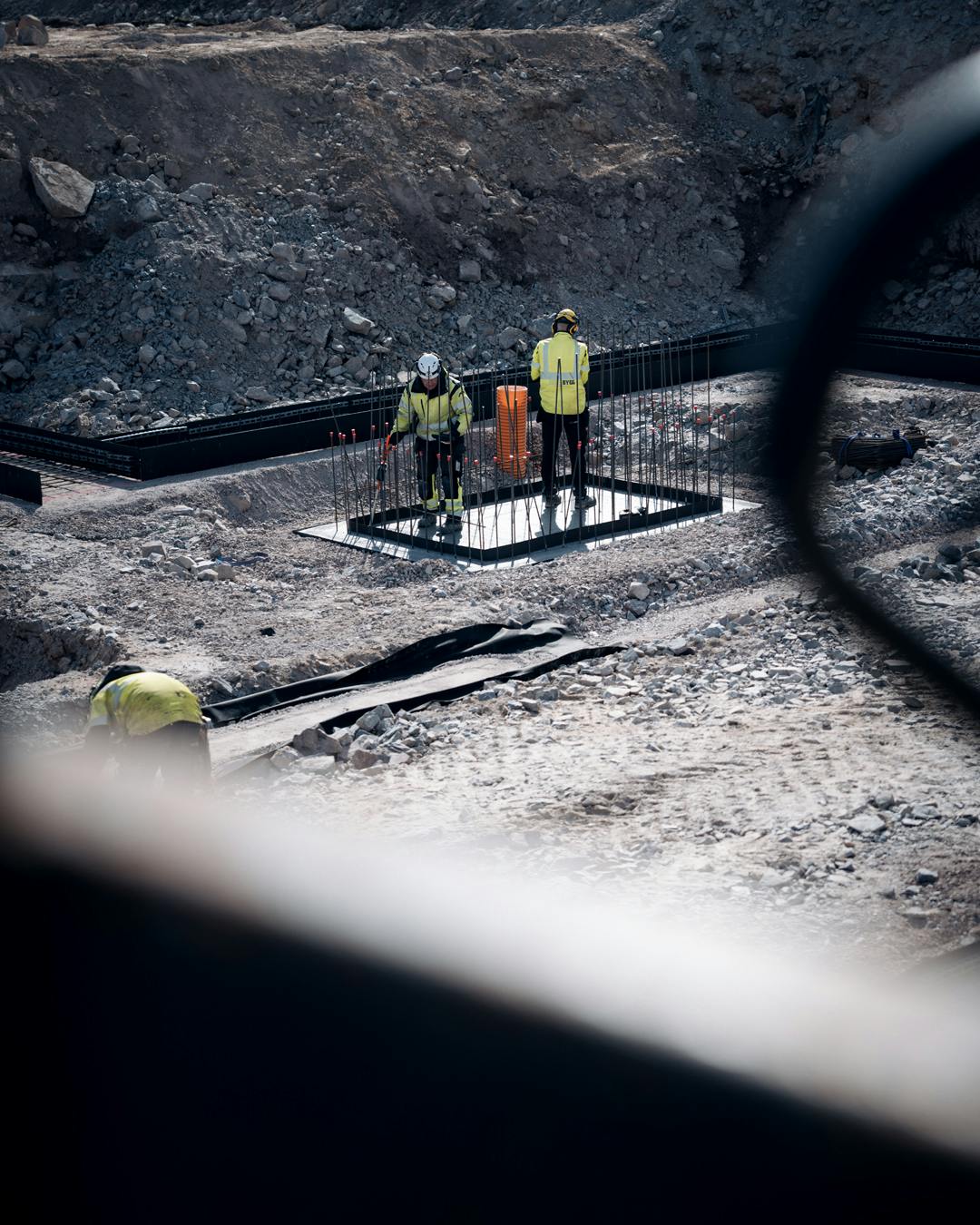 Multibyggs medarbetare på plats i Lindsdal där det nya omsorgsboendet tar form.