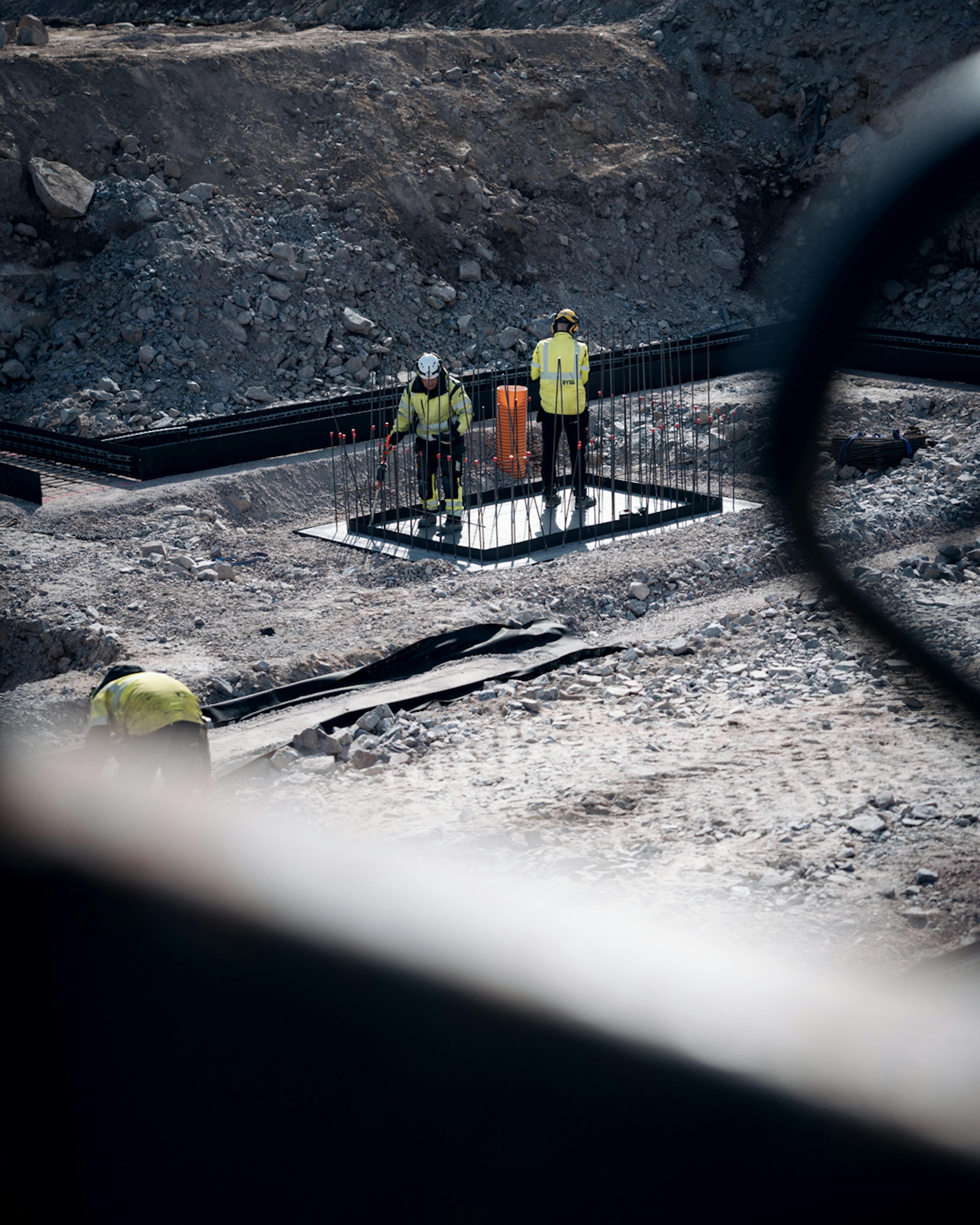 Multibyggs medarbetare på plats i Lindsdal där det nya omsorgsboendet tar form.