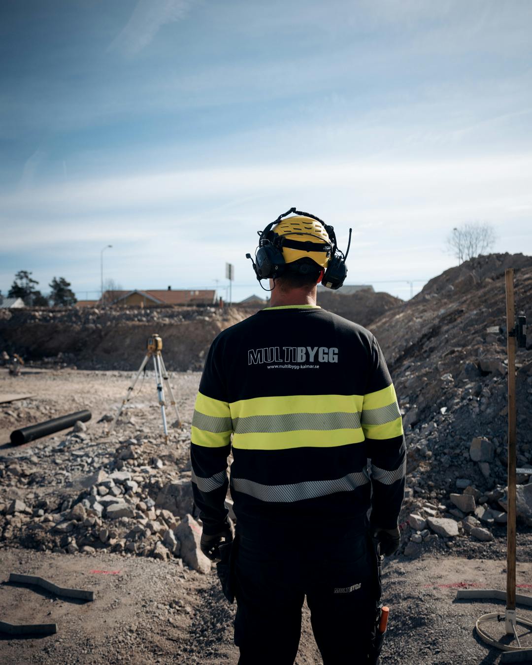 Multibyggs medarbetare på plats i Lindsdal där det nya omsorgsboendet tar form.