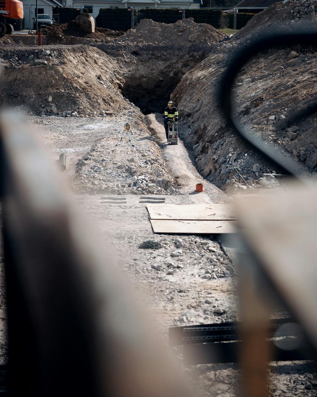 Multibyggs medarbetare på plats i Lindsdal där det nya omsorgsboendet tar form.