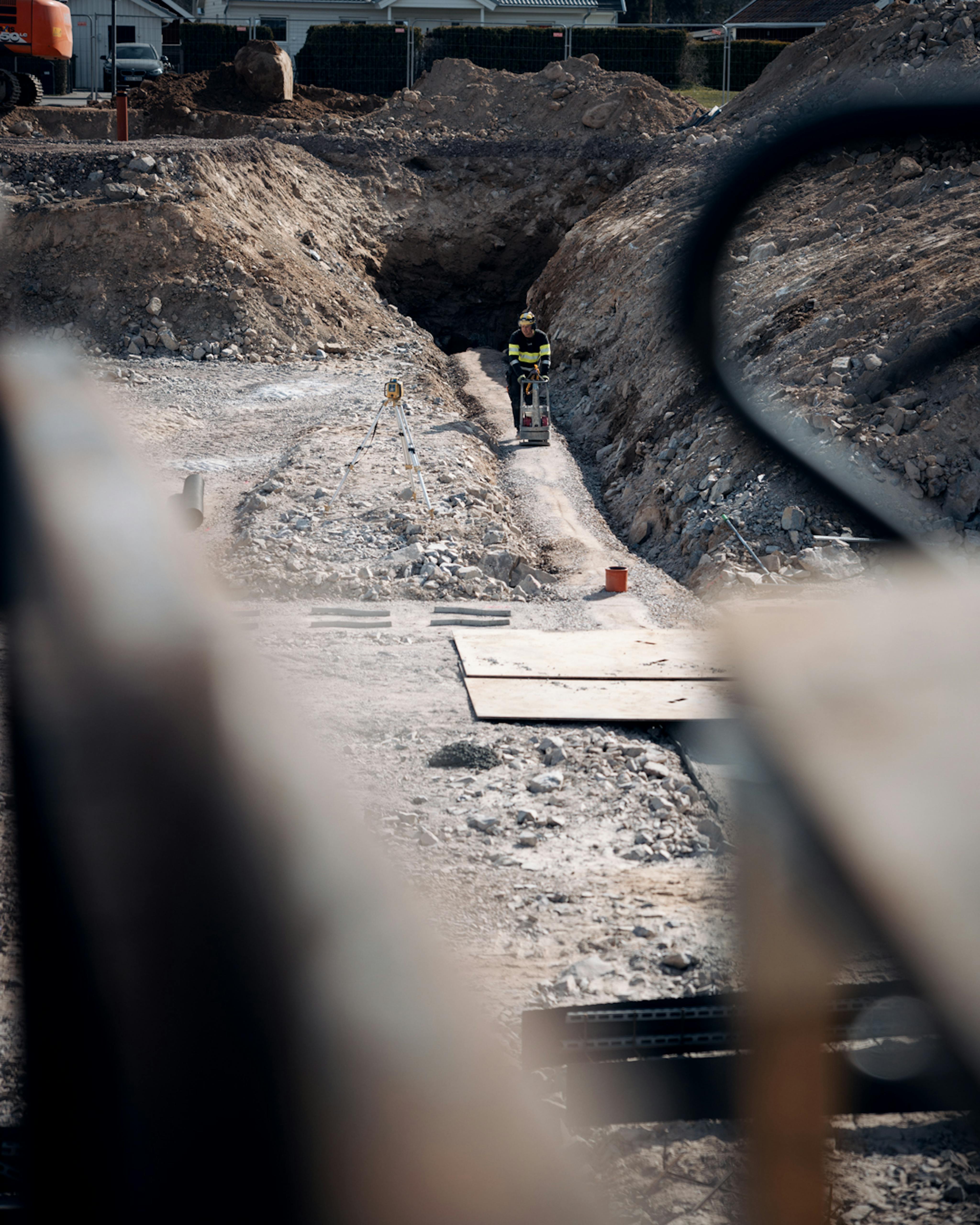 Multibyggs medarbetare på plats i Lindsdal där det nya omsorgsboendet tar form.