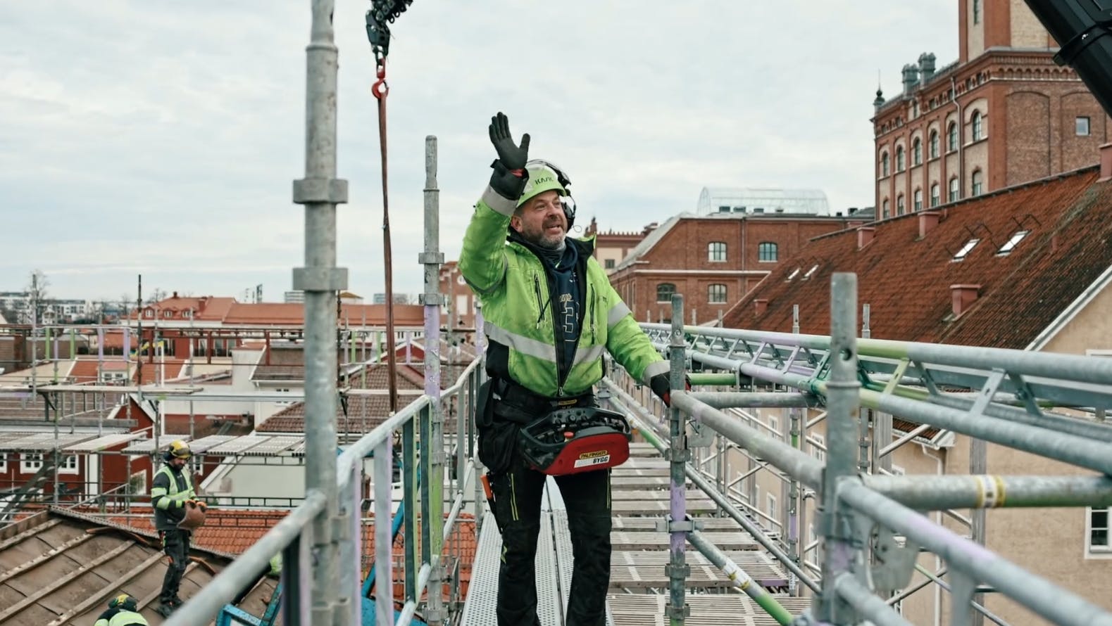 Lasse Kanth guidar oss genom takbytet åt Kalmarhem på Södra långgatan.