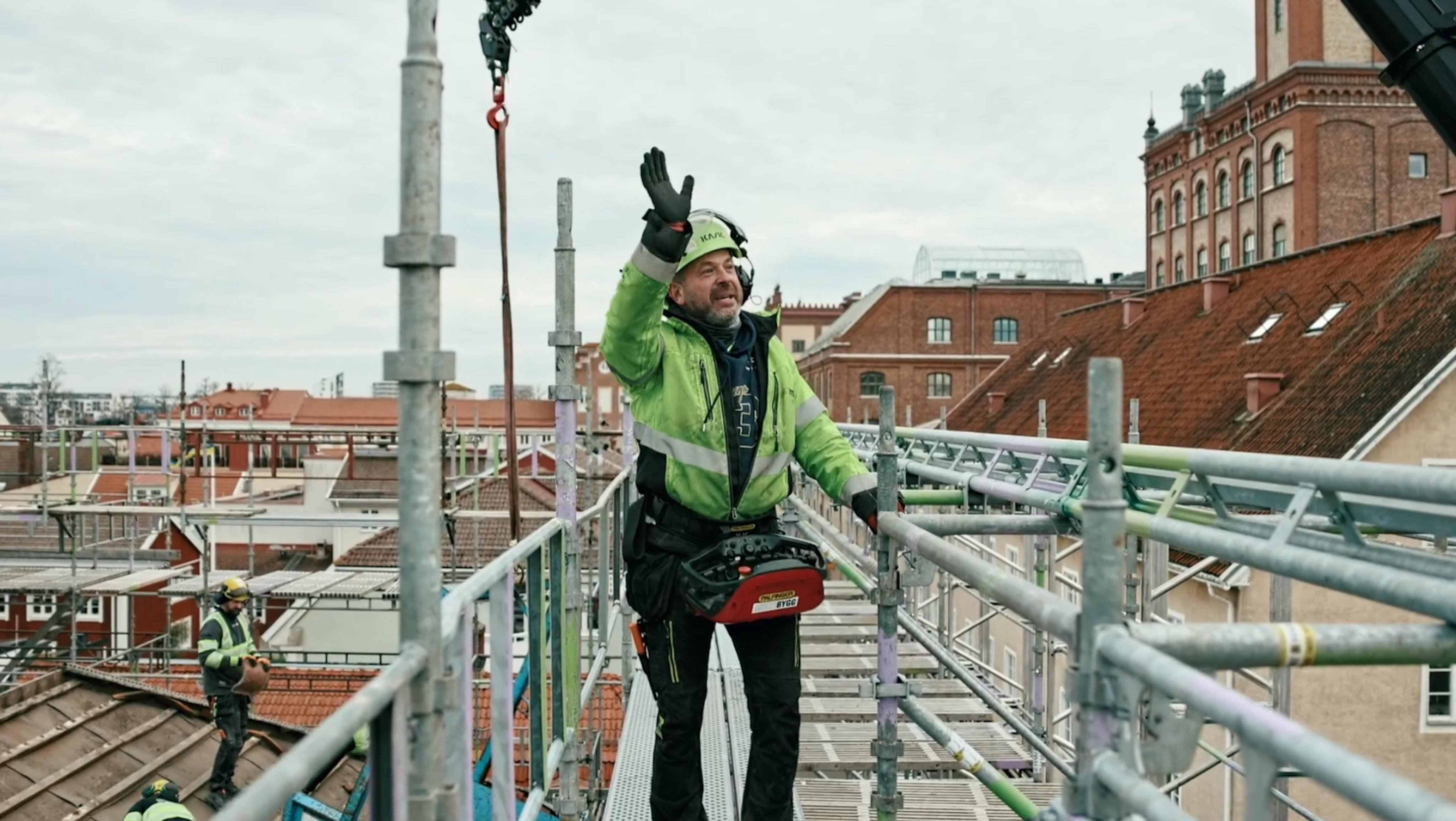 Lasse Kanth guidar oss genom takbytet åt Kalmarhem på Södra långgatan.