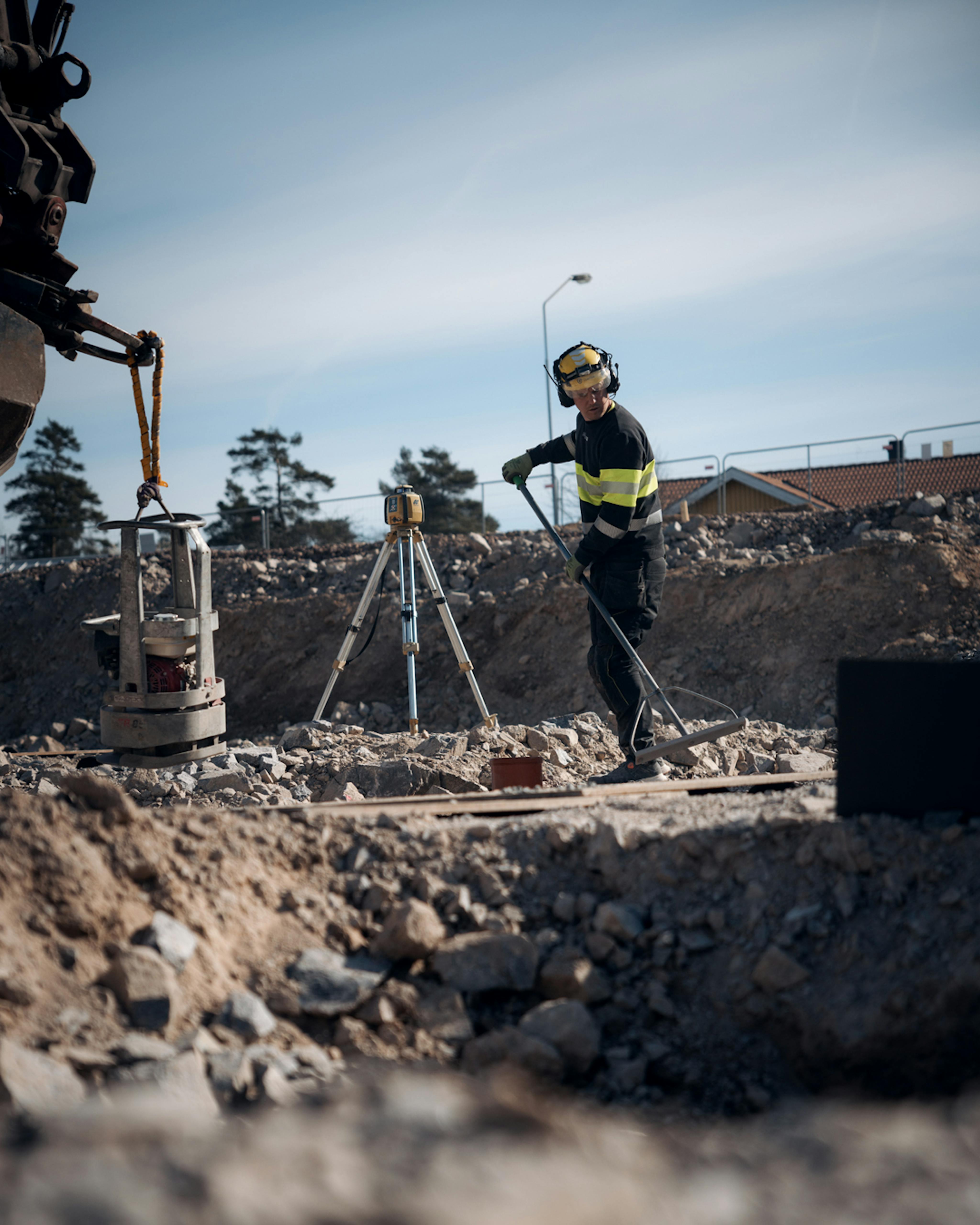 Multibyggs medarbetare på plats i Lindsdal där det nya omsorgsboendet tar form.