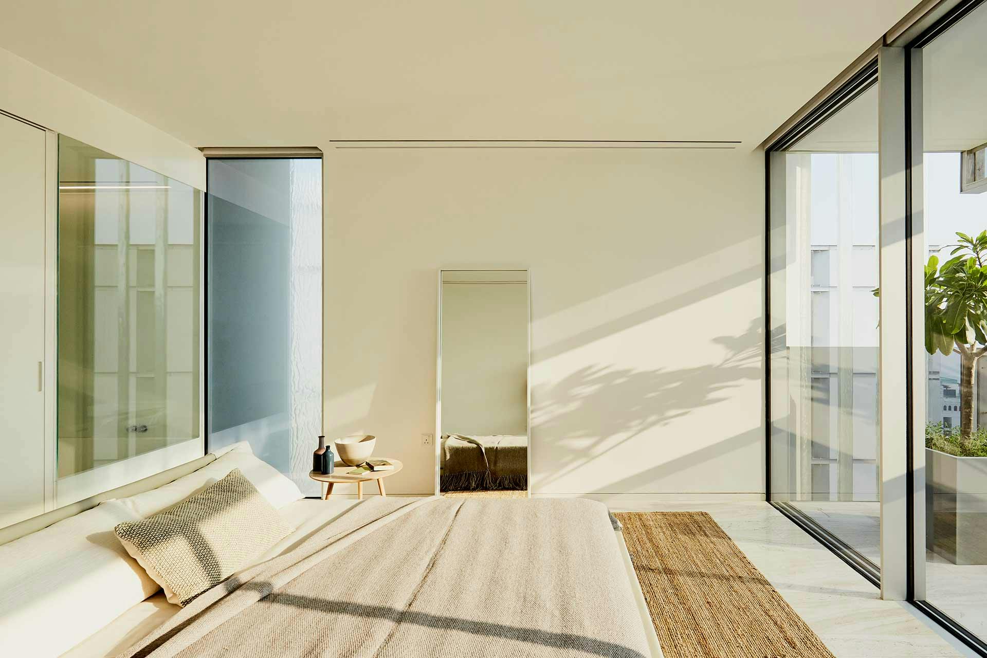 Sunny bedroom with a wireless dimming system and motorised blinds