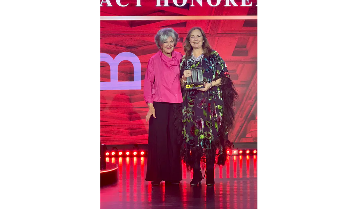 Jackie Green presents Kay Arthur with Museum of the Bible's 2023 Impact Award.