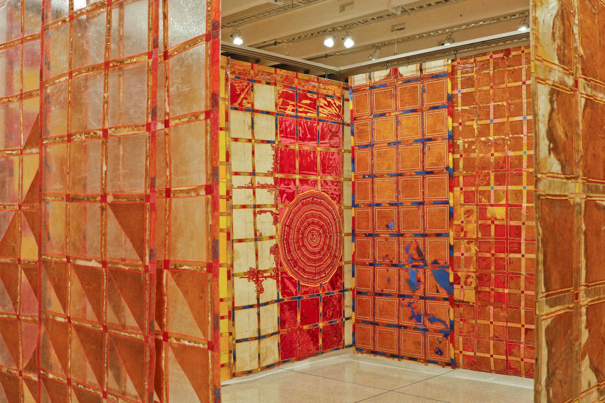 Sala expositiva com obras de Delson Uchôa.