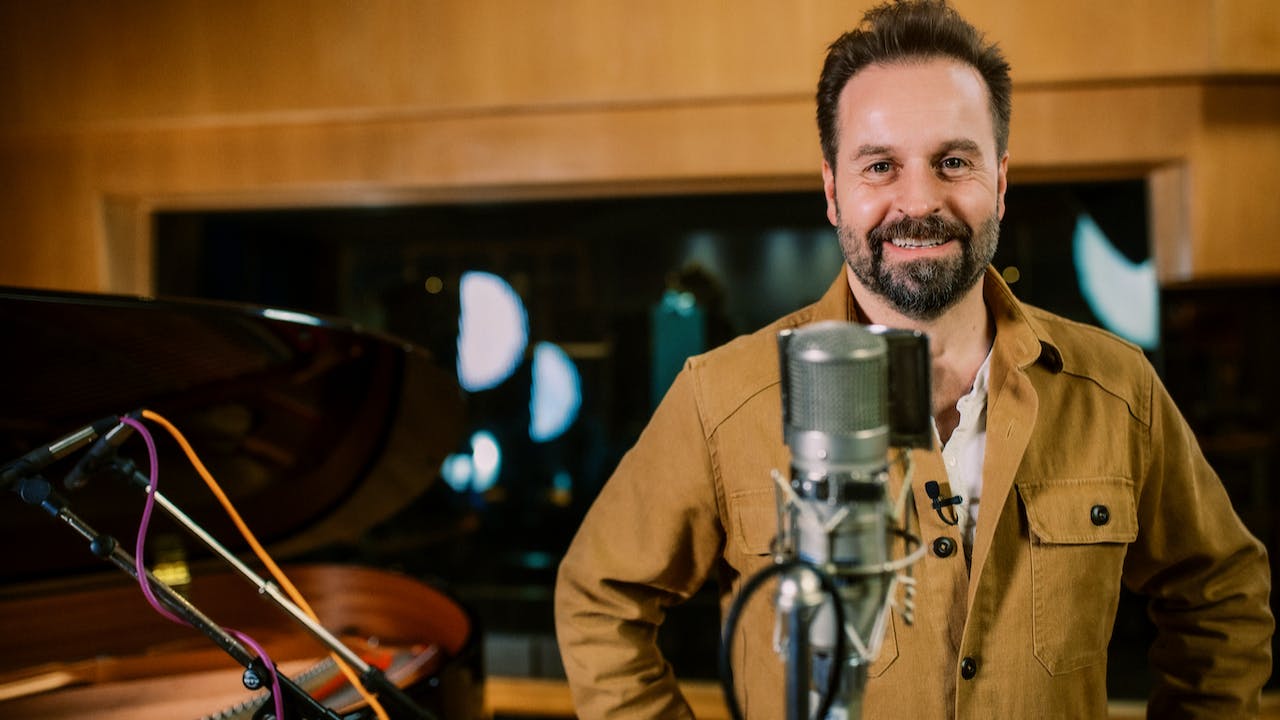 Tenor singer Alfie Boe releases his first online singing course with MusicGurus