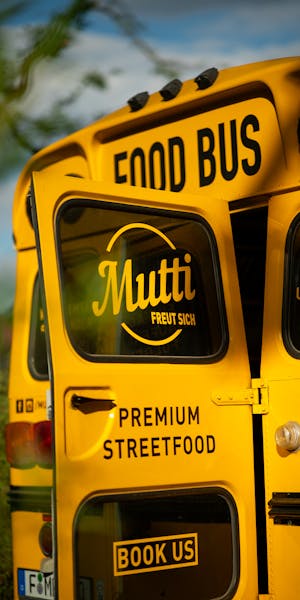 https://images.prismic.io/mutti-freut-sich-webpage/236e3ab0-8400-4174-aea3-117e56b684ff_VIK06705.jpg?auto=format%2Ccompress&rect=0%2C0%2C2120%2C4240&w=300&h=600