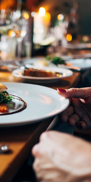 https://images.prismic.io/mutti-freut-sich-webpage/a2bc0a4b-5e31-458b-adf6-5fb63785c444_jay-wennington-N_Y88TWmGwA-unsplash.jpg?auto=format%2Ccompress&rect=2454%2C0%2C1468%2C2935&w=300&h=600