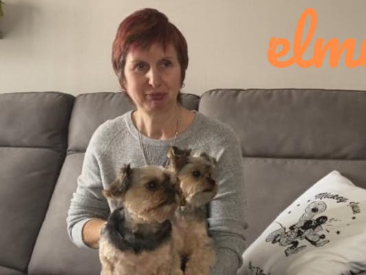 Consommatrice qui parle de ses chiens