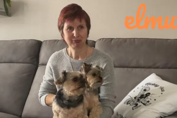 Consommatrice qui parle de ses chiens