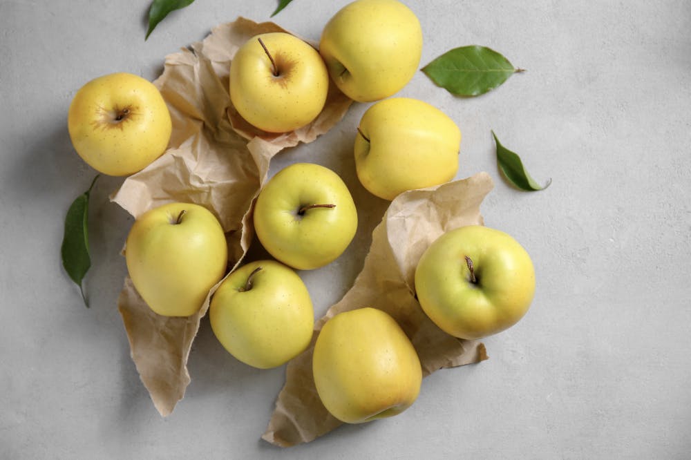 des pommes golden posées sur une table