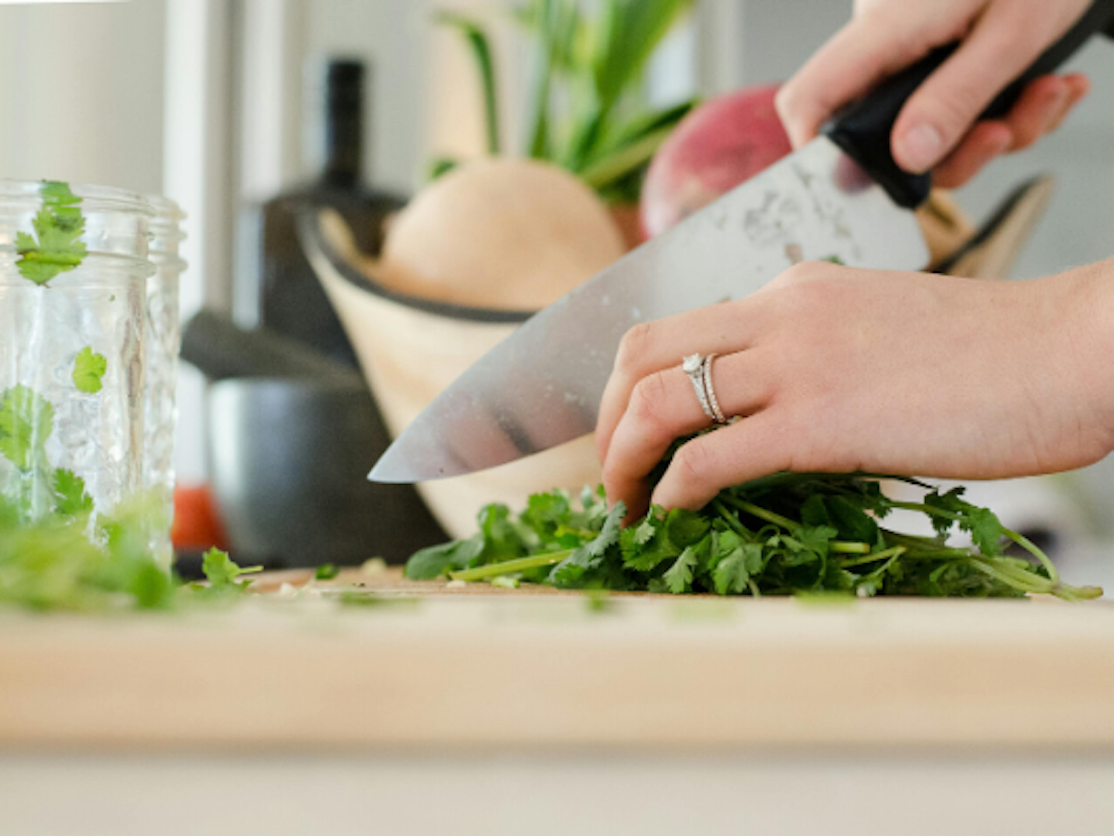 Personne qui découpe un aliment