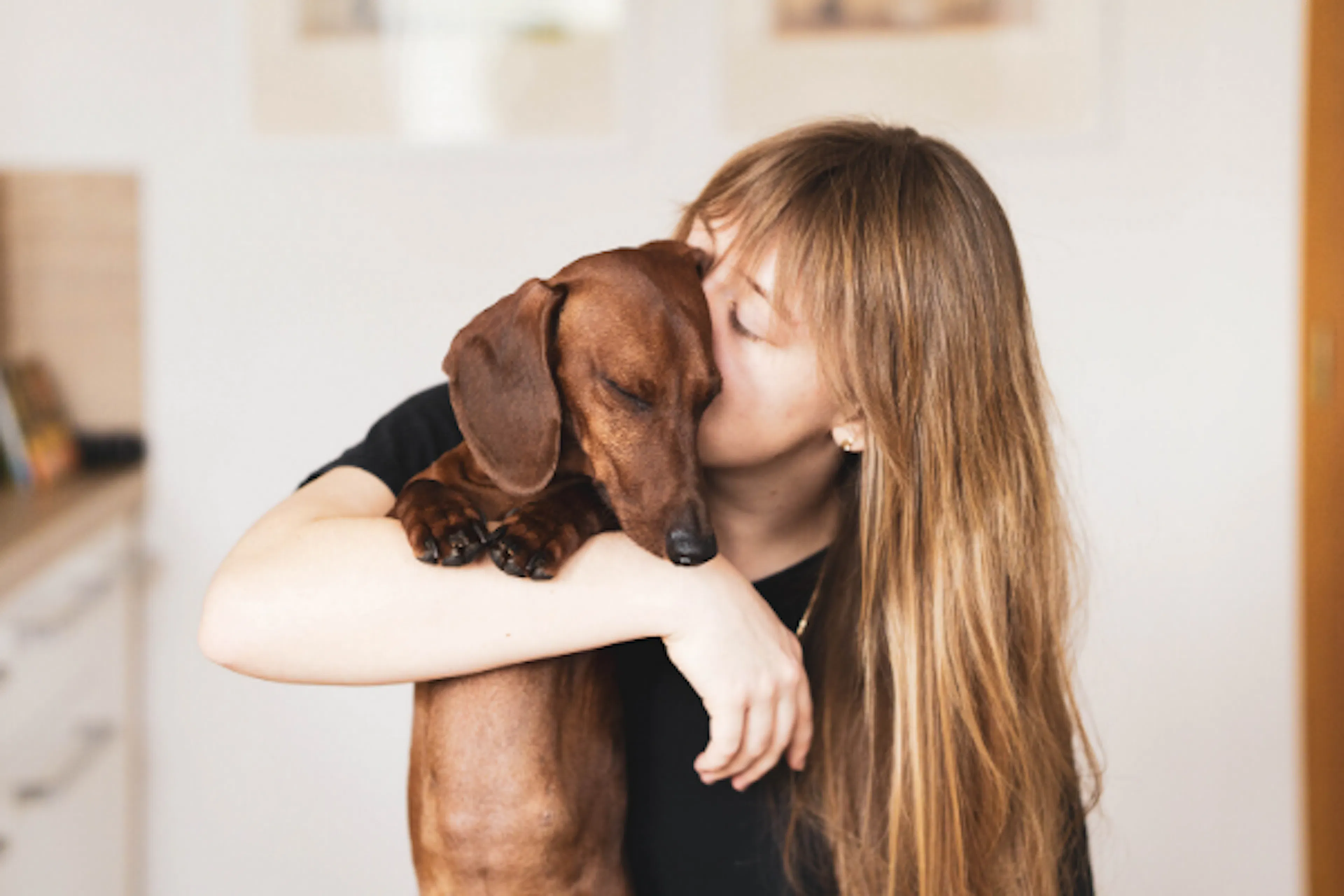 Femme qui embrasse son chien 
