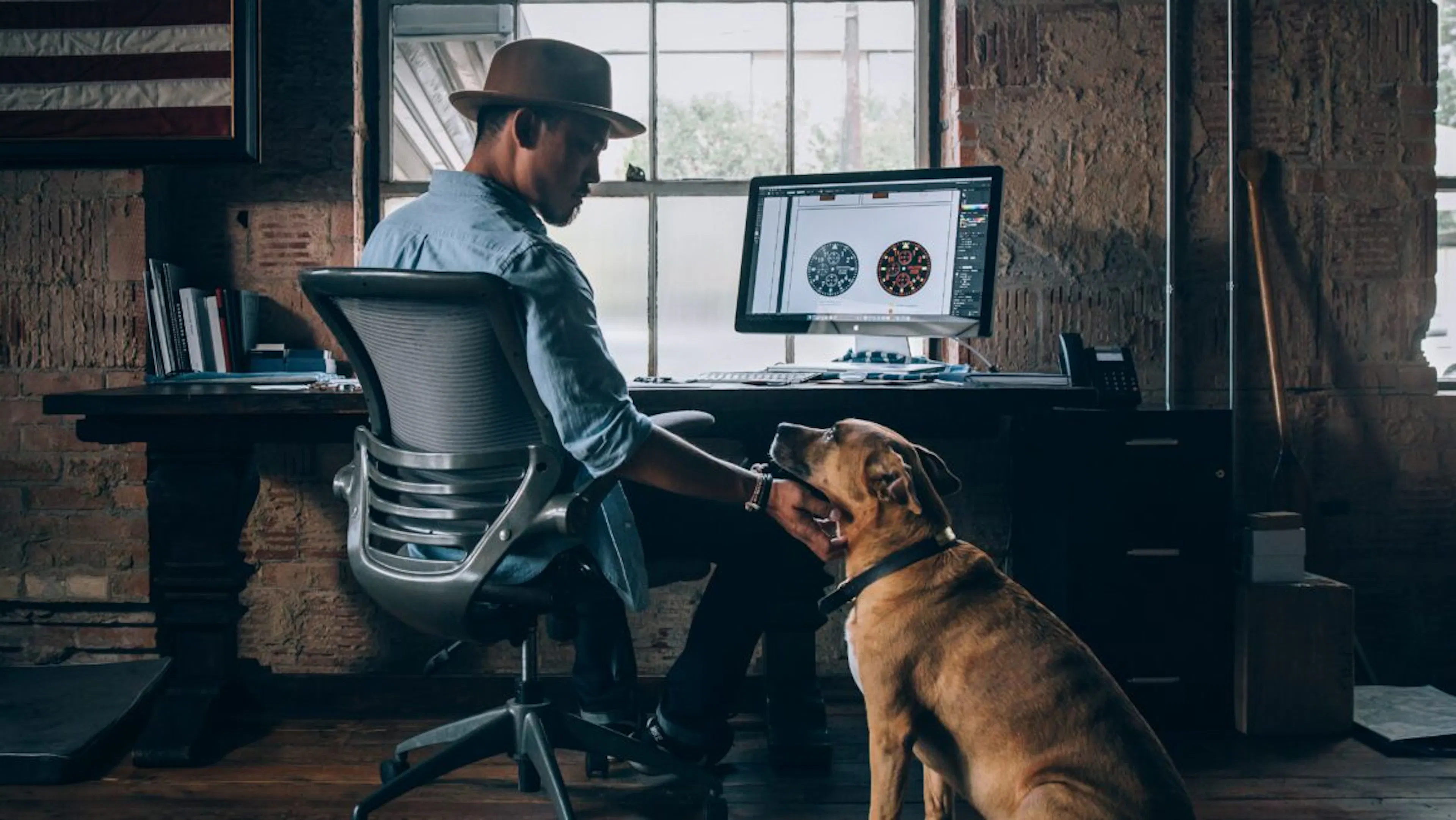 Chien au bureau