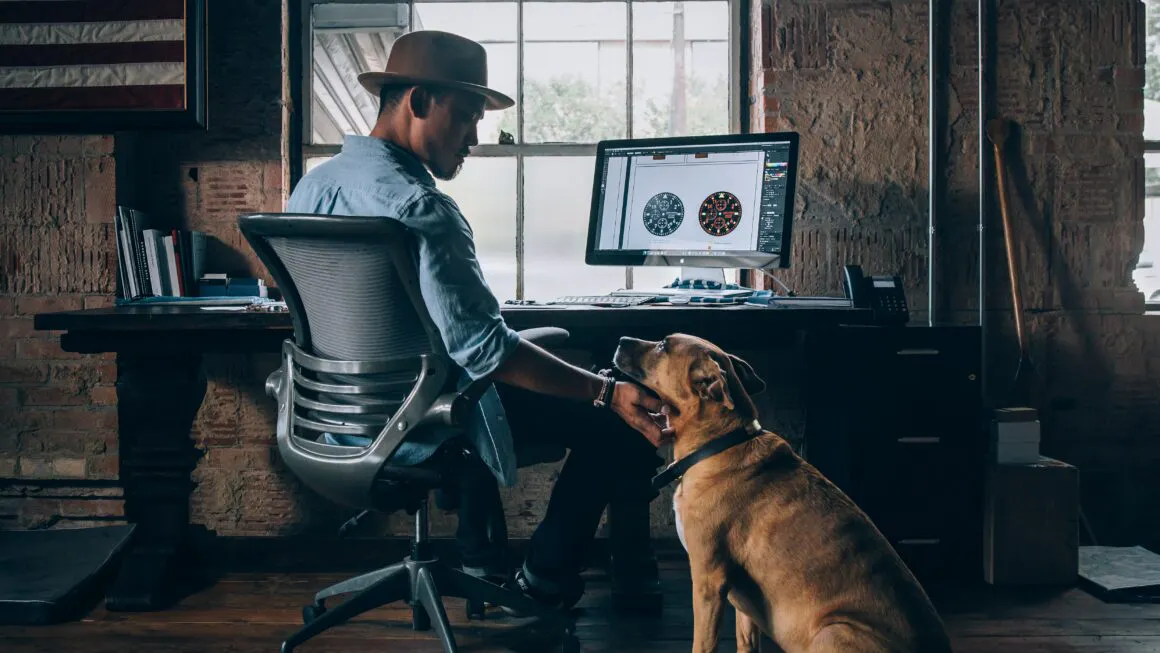 Chien au bureau
