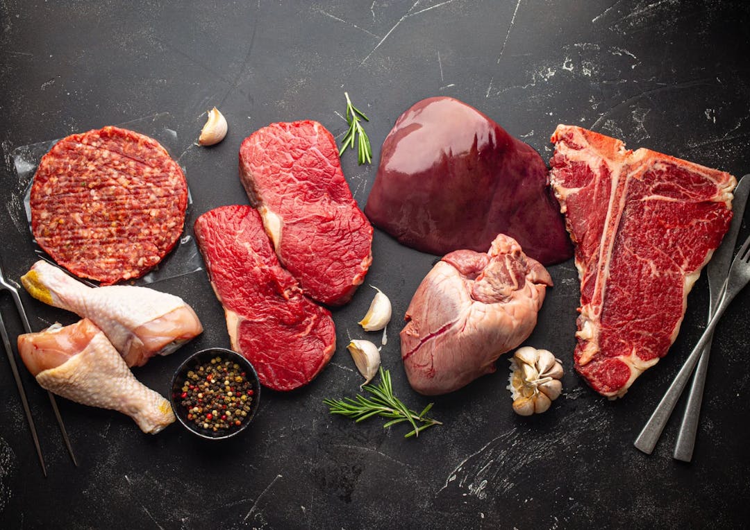 viandes crues posées sur une table