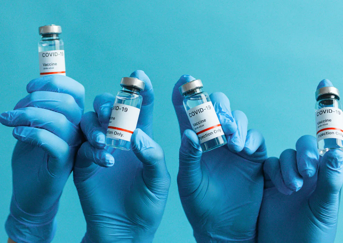 tube de prduit de vaccination tenues dans des mains