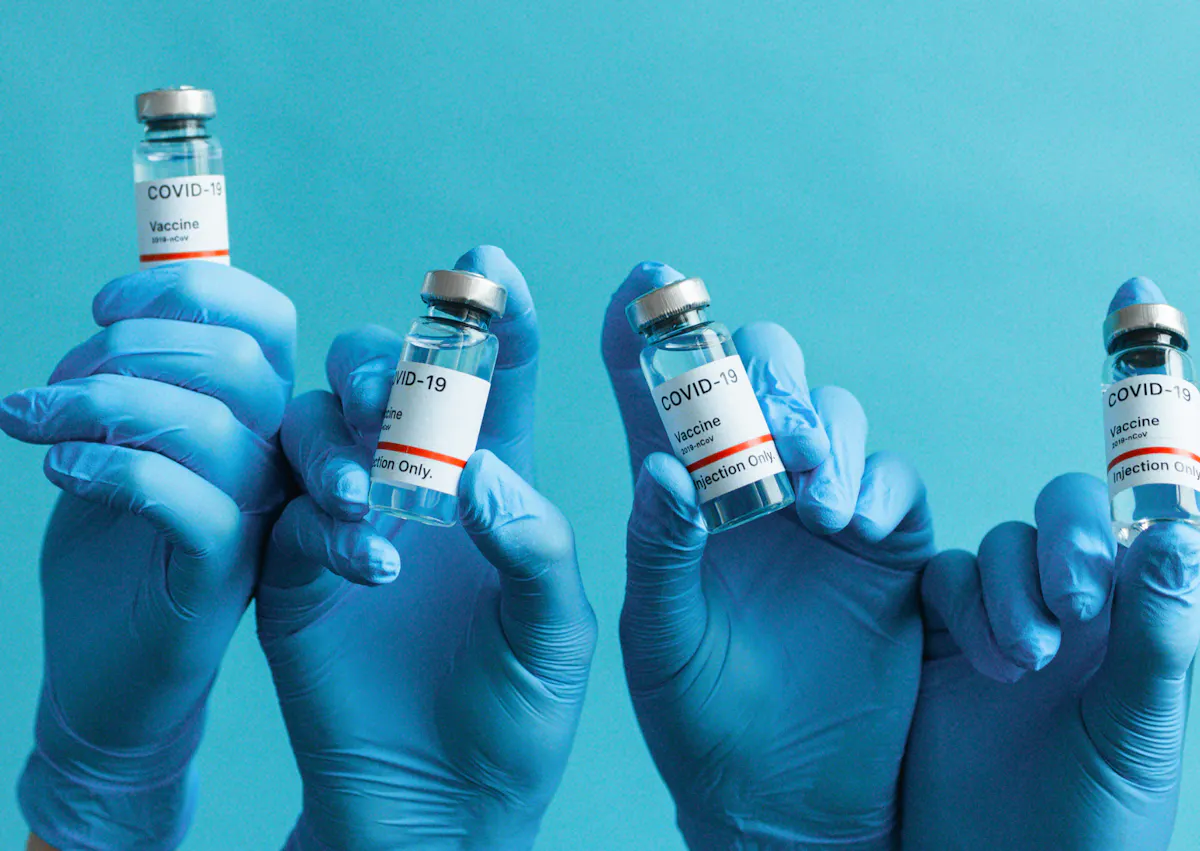 tube de prduit de vaccination tenues dans des mains 