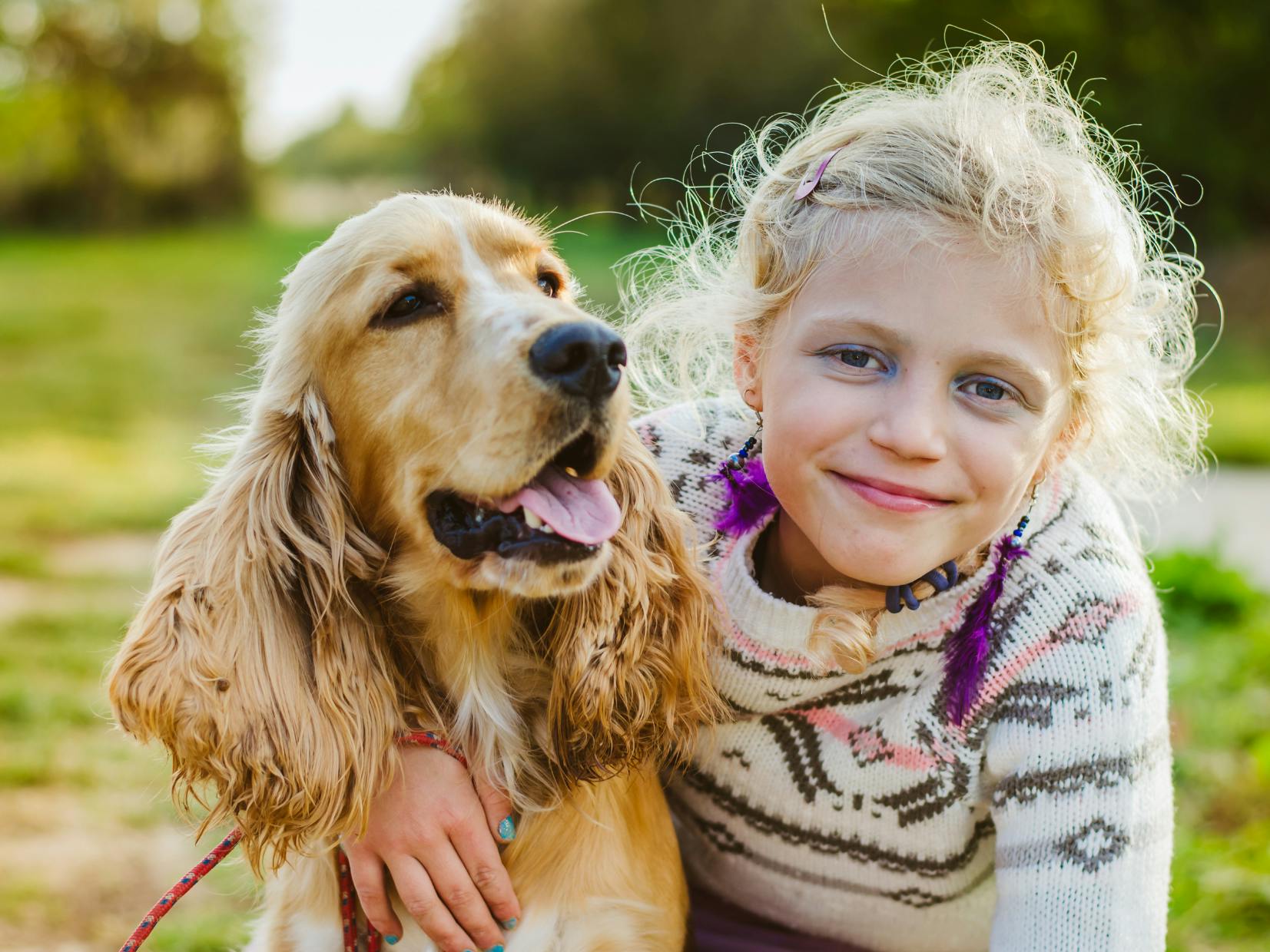 petitre fille avec un cocker dehors