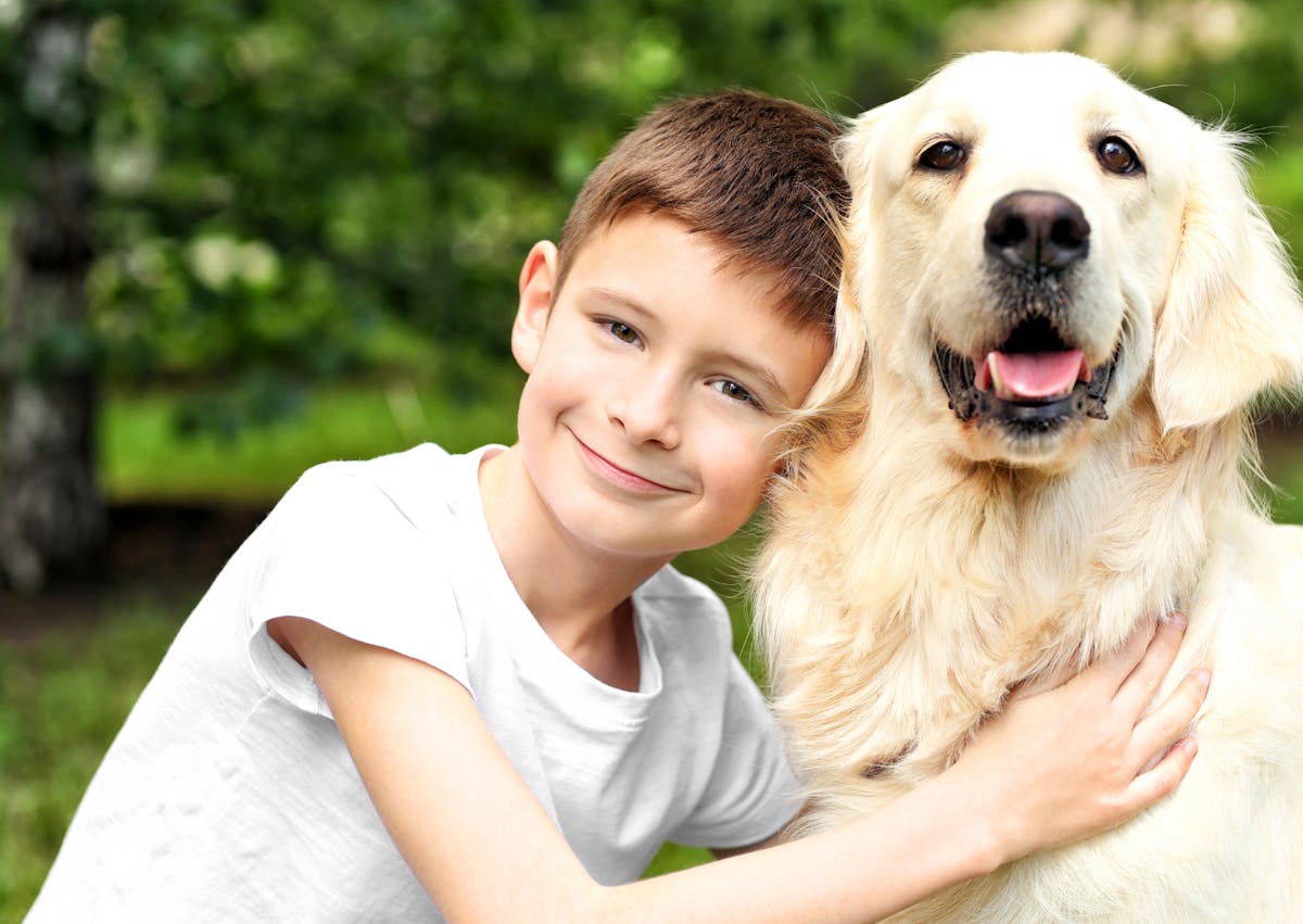 jeune garçon qui fait un câlin à un goden
