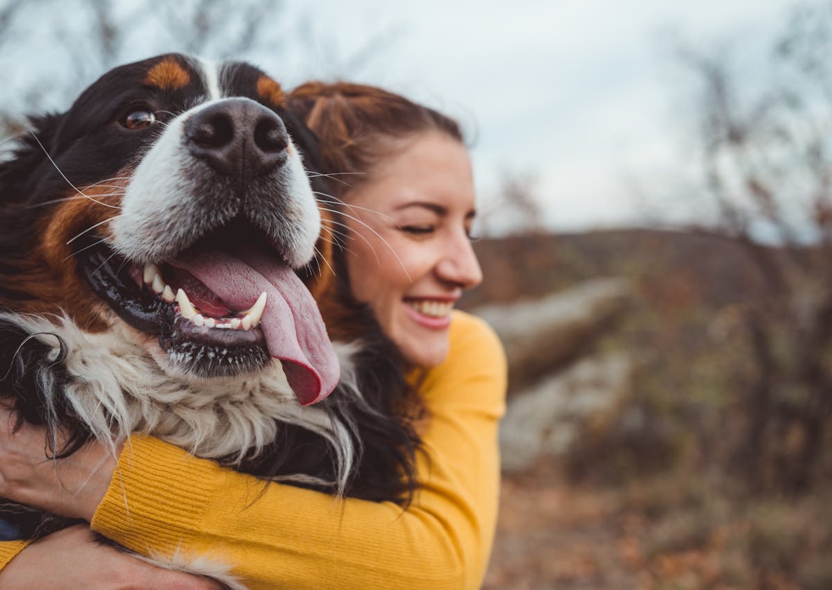 femme qui fait un câlin à son chien