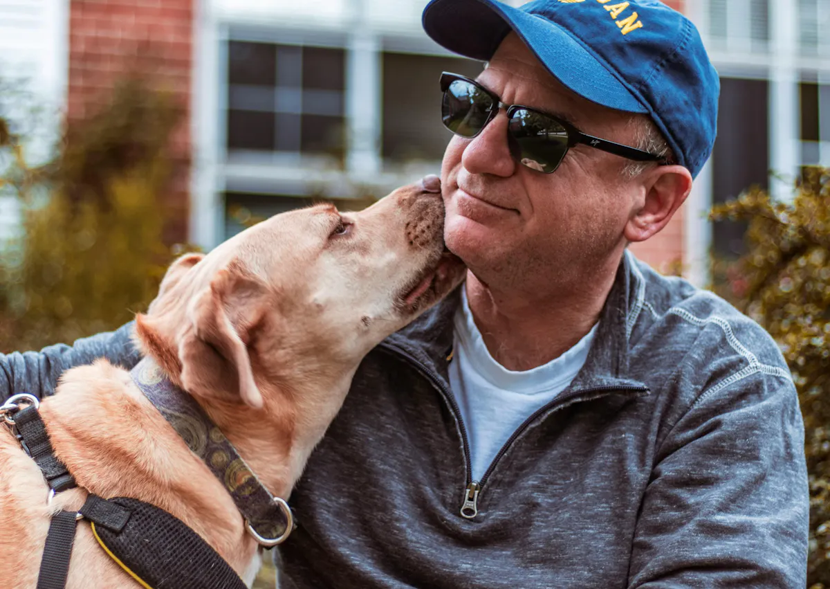 chien qui lèche son papa