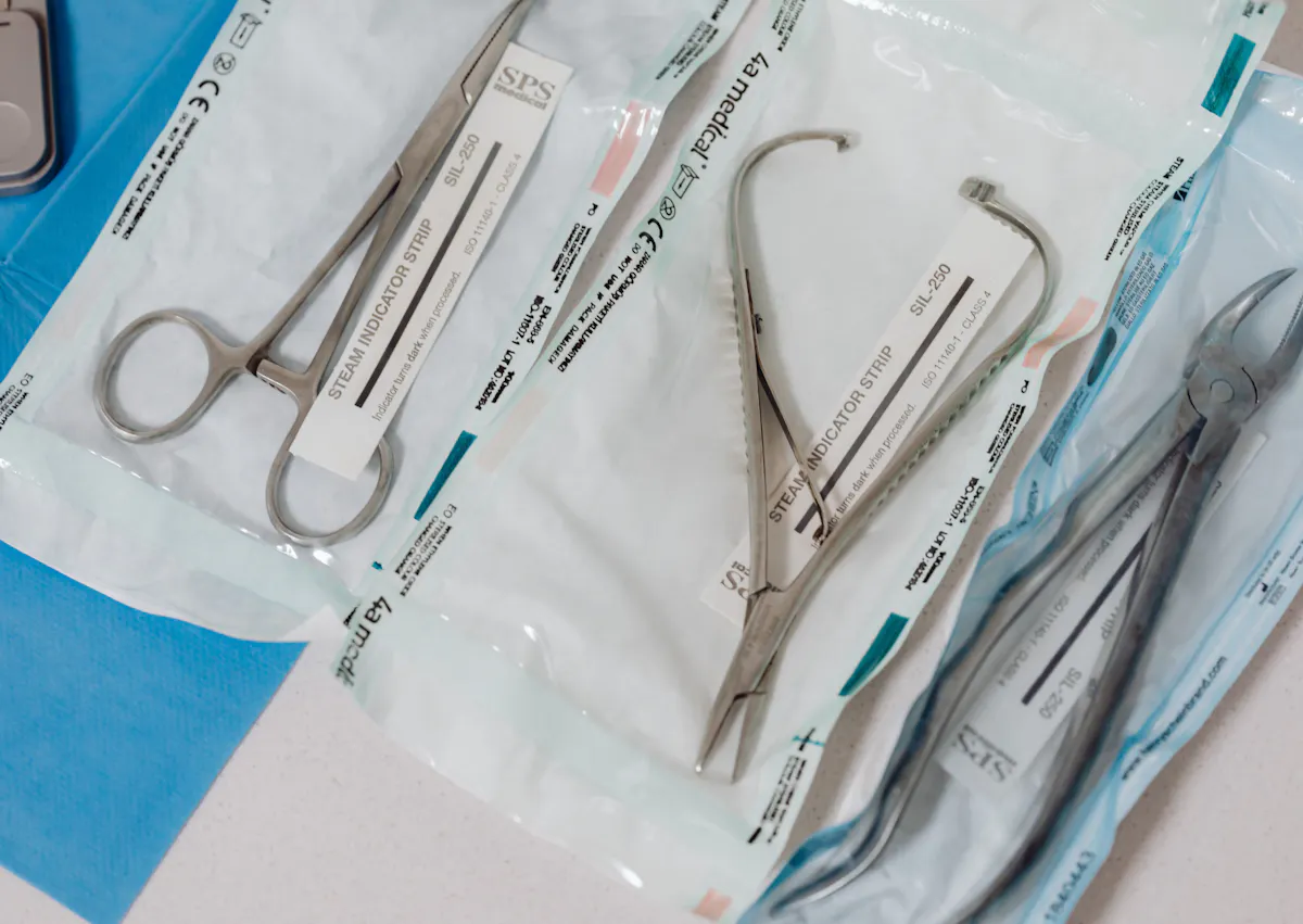 des instruments vétérinaires sont déposés sur une table