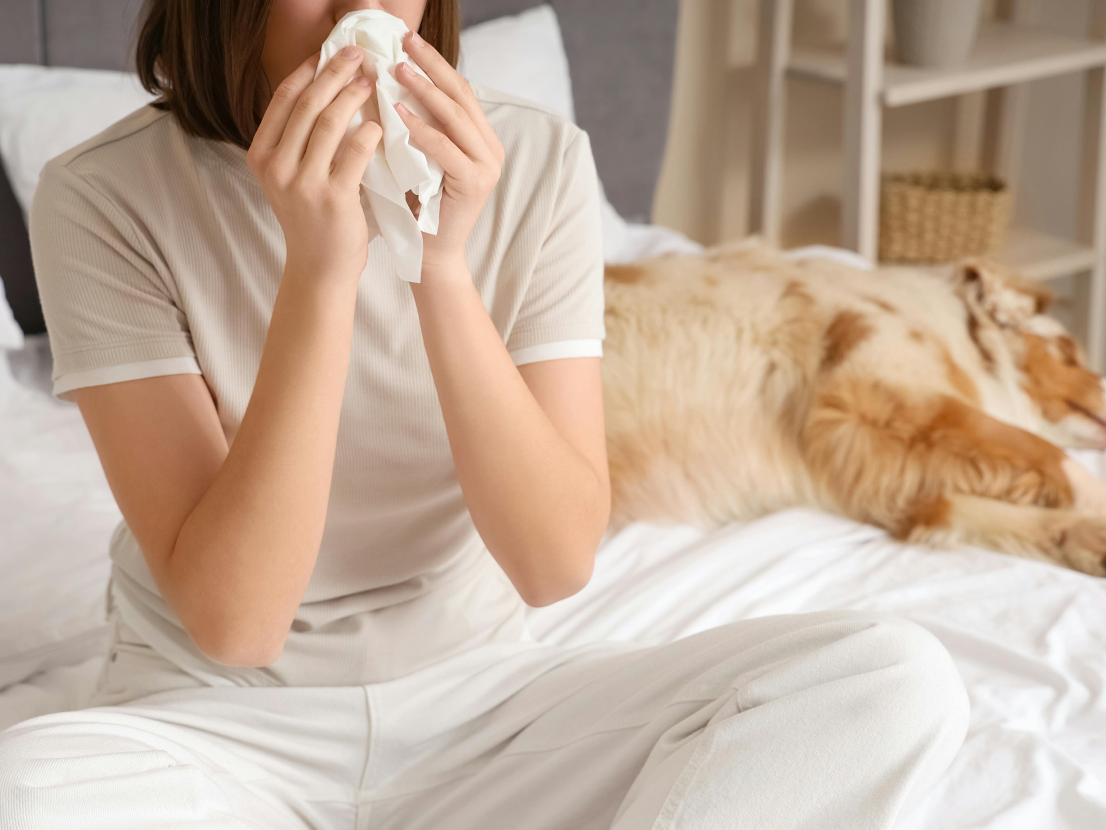 femme qui est allergique près d'un chien
