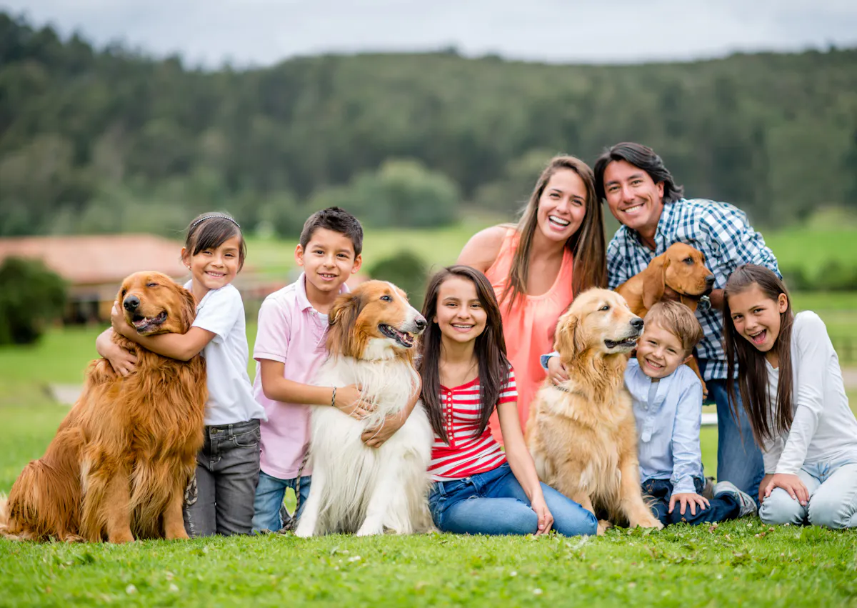 membres d'une famille qui posent avec leurs chiens pour une photo