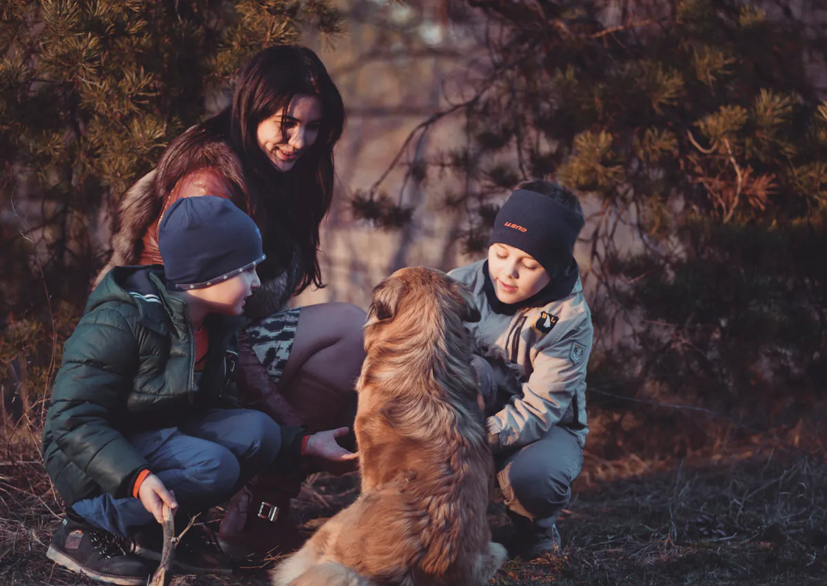 mère avec ses enfant et son chien en forêt l'hiver