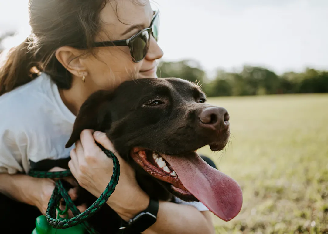 Un chien et sa maîtresse heureux – @Wade Austin Ellis
