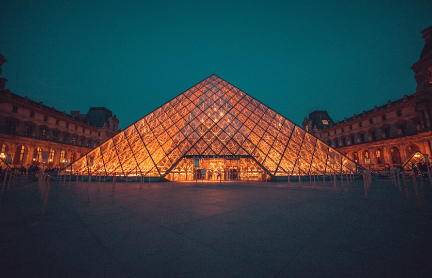 Louvre di notte