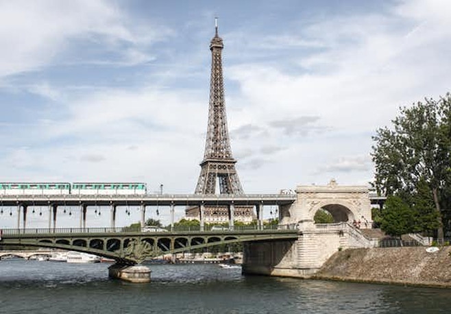 Vistas de la Torre Eiffel desde el Puente de Bir-Hakeim