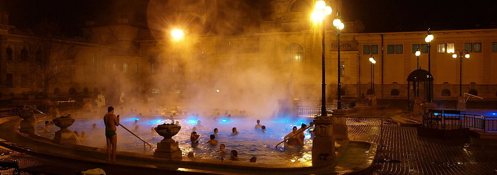 pessoas tomando banho em piscina térmica em szechenyi