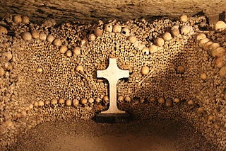 storia catacombe parigi