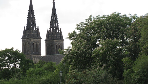torres gêmeas da basílica em vysehrad praga
