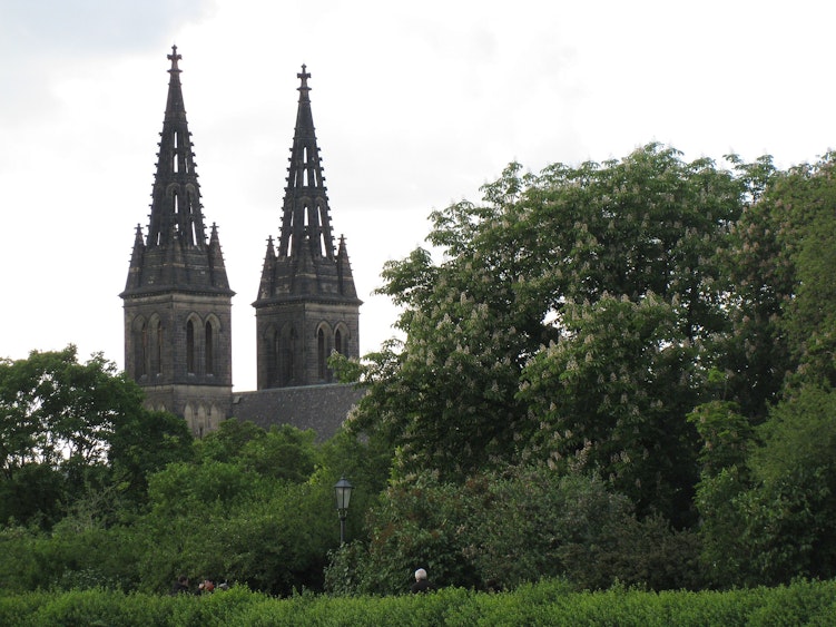 las torres gemelas de la basílica de san pedro y san pablo en vysehrad