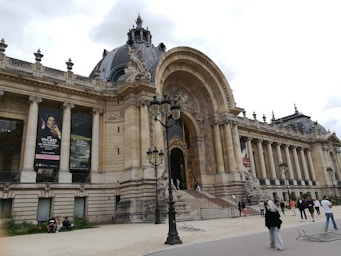Grand Palais -  Bateaux Parisiens Cruise