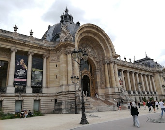 Grand Palais -  Bateaux Parisiens Cruise