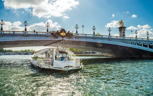 开云体育金融投注七月的巴黎——塞纳河巡游